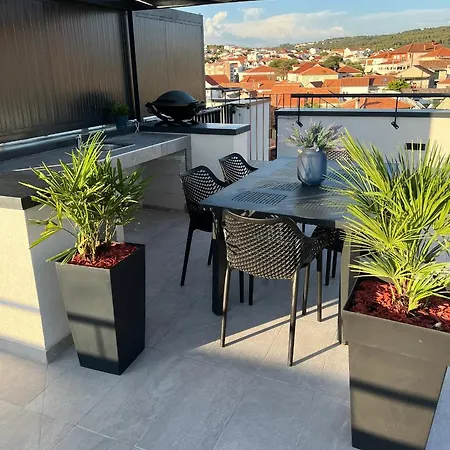 Apartment Navale With A Roof Terrace And A Heated Pool Trogir