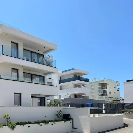 公寓 Navale With A Roof Terrace And A Heated Pool 特罗吉尔