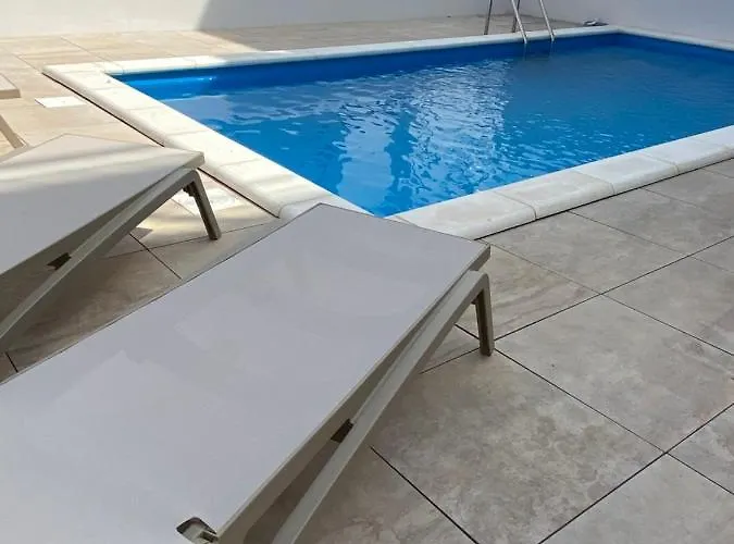 Navale With A Roof Terrace And A Heated Pool 特罗吉尔