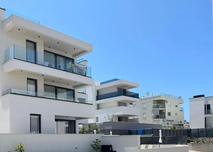 公寓 Navale With A Roof Terrace And A Heated Pool 特罗吉尔